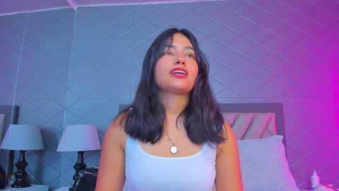 Snapshot of violetrousse chatting on February 2, 4:49 pm Violet Rousse online show from February 2, 4:49 pm