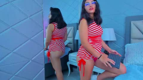 Snapshot of violetrousse chatting on February 13, 6:15 pm Violet Rousse online show from February 13, 6:15 pm