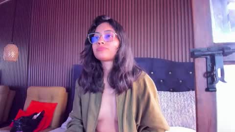 Snapshot of violetrousse chatting on February 17, 5:52 pm Violet Rousse online show from February 17, 5:52 pm