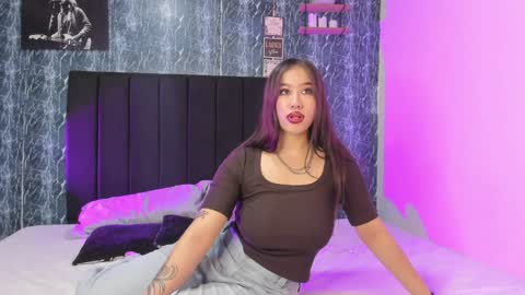 Snapshot of violetsalvatore chatting on February 6, 5:03 am Violet salvatore online show from February 6, 5:03 am