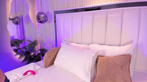 Snapshot of violettacolinss chatting on February 3, 11:37 am violettacolinss online show from February 3, 11:37 am