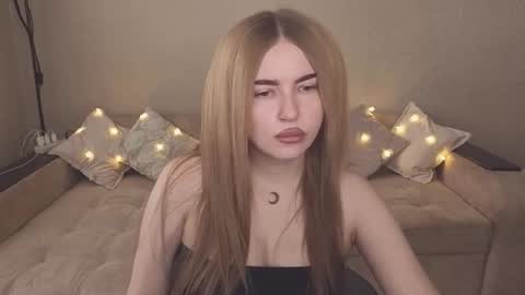 Snapshot of violettaotis chatting on October 19, 9:32 am ViolettaOtis online show from October 19, 9:32 am