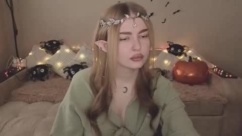 Snapshot of violettaotis chatting on October 31, 11:22 am ViolettaOtis online show from October 31, 11:22 am