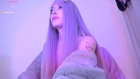 Snapshot of violettbones chatting on December 19, 3:51 am Violett online show from December 19, 3:51 am