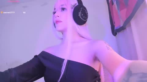 Snapshot of violettbones chatting on January 10, 7:04 am Violett online show from January 10, 7:04 am