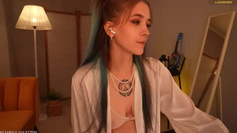 Snapshot of violettessa chatting on October 15, 10:59 am violettessa online show from October 15, 10:59 am