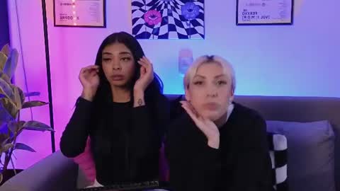 Snapshot of violettgrey_ chatting on June 30, 3:18 am Violet online show from June 30, 3:18 am
