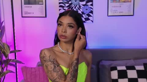 Snapshot of violettgrey_ chatting on July 21, 2:03 am Violet online show from July 21, 2:03 am