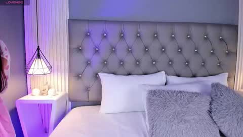 Snapshot of violettharous chatting on February 21, 10:44 pm VioletthaRous online show from February 21, 10:44 pm