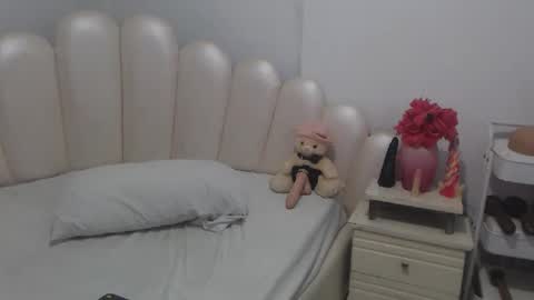 Snapshot of violetxia_ chatting on May 20, 5:02 am violetxia_ online show from May 20, 5:02 am