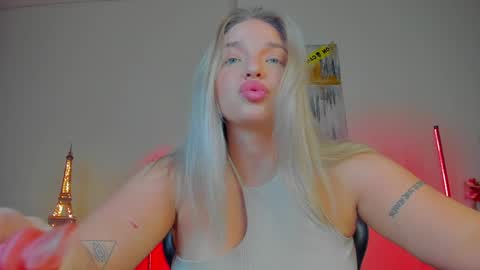 Snapshot of viollasinzz chatting on January 3, 9:47 am Violla online show from January 3, 9:47 am