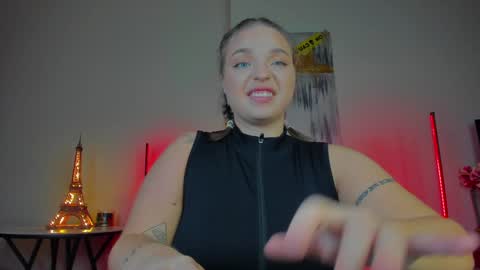 Snapshot of viollasinzz chatting on January 20, 10:59 pm Violla online show from January 20, 10:59 pm
