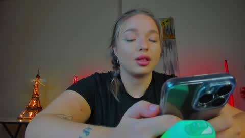 Snapshot of viollasinzz chatting on February 6, 9:22 am Violla online show from February 6, 9:22 am