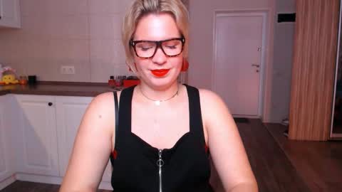 Snapshot of vip_juicy chatting on September 24, 9:34 am VelvettTime online show from September 24, 9:34 am