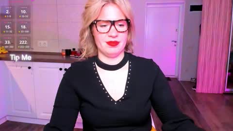 Snapshot of vip_juicy chatting on October 8, 8:23 am VelvettTime online show from October 8, 8:23 am