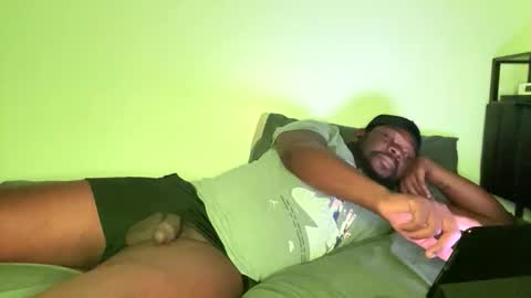 Snapshot of virgoincredible25 chatting on December 4, 11:02 pm Elle Hood online show from December 4, 11:02 pm