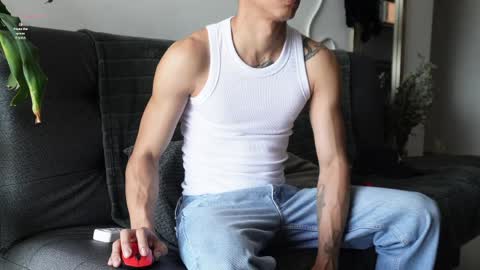 Snapshot of vito_benz chatting on April 10, 4:44 pm VITO BENZ online show from April 10, 4:44 pm