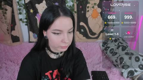 Snapshot of vivi__squirrel chatting on December 3, 12:27 pm Vivi online show from December 3, 12:27 pm