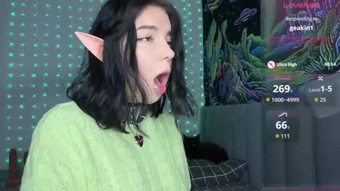 Snapshot of vivi__squirrel chatting on December 3, 6:21 am Vivi online show from December 3, 6:21 am