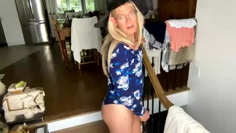 Snapshot of viviannexxx2022 chatting on August 2, 7:56 pm Vivlove online show from August 2, 7:56 pm