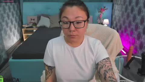 Snapshot of vivien_montclair chatting on April 19, 12:22 am Vivien online show from April 19, 12:22 am