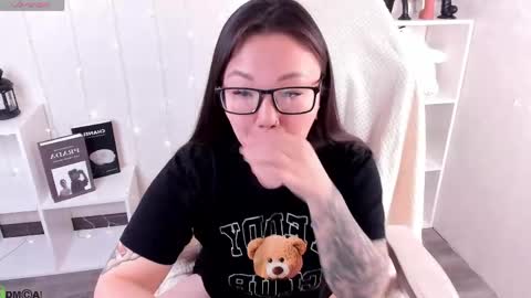 Snapshot of vivien_montclair chatting on April 20, 12:13 am Vivien online show from April 20, 12:13 am