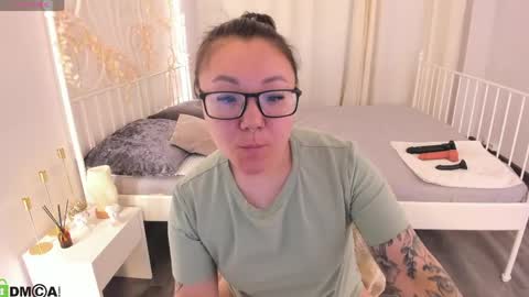Snapshot of vivien_montclair chatting on May 1, 12:15 am Vivien online show from May 1, 12:15 am