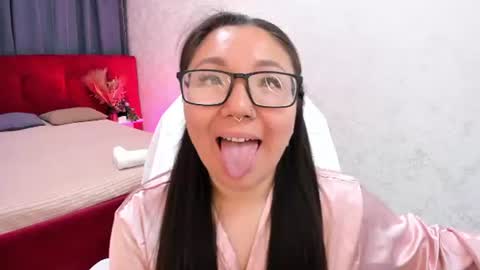 Snapshot of vivien_montclair chatting on June 25, 1:05 am Vivien online show from June 25, 1:05 am