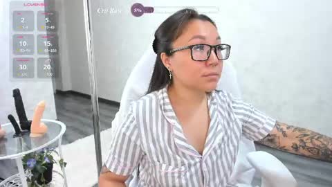 Snapshot of vivien_montclair chatting on July 2, 12:21 am Vivien online show from July 2, 12:21 am
