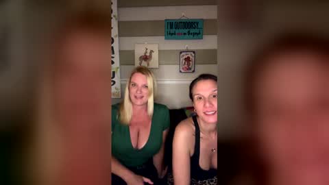 vivienesky online show from May 10, 1:11 am