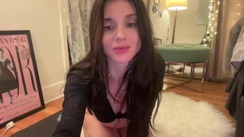 Snapshot of vivienne_rose chatting on February 3, 6:22 am Lillian Rose online show from February 3, 6:22 am