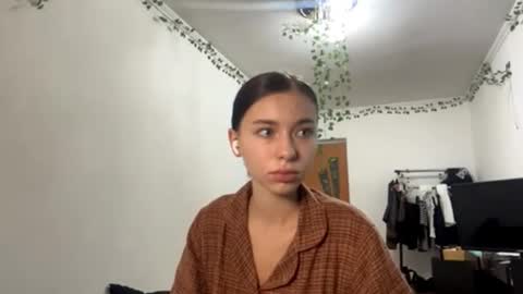 Snapshot of viviennebreihan chatting on November 2, 7:11 am Vivi online show from November 2, 7:11 am