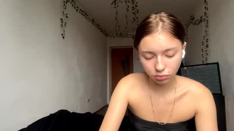 Snapshot of viviennebreihan chatting on November 10, 7:18 am Vivi online show from November 10, 7:18 am