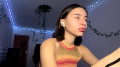 Snapshot of viviennebreihan chatting on November 30, 4:33 pm Vivi online show from November 30, 4:33 pm