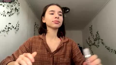 Snapshot of viviennebreihan chatting on December 15, 9:35 am Vivi online show from December 15, 9:35 am