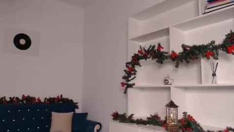 Vivienne online show from December 4, 6:39 pm