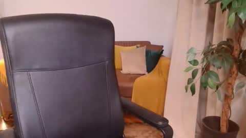 Vivienne online show from November 16, 4:45 pm