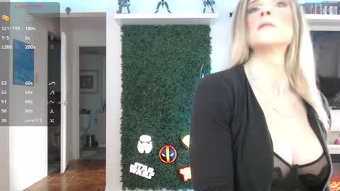 Snapshot of vixen_lockheart chatting on November 2, 3:25 pm Vixen online show from November 2, 3:25 pm