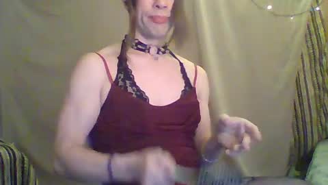 Snapshot of vladiskin chatting on April 29, 11:22 pm Violetta Elysia online show from April 29, 11:22 pm