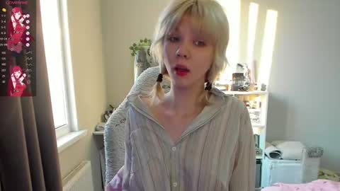 voguecaroline online show from June 11, 5:44 pm