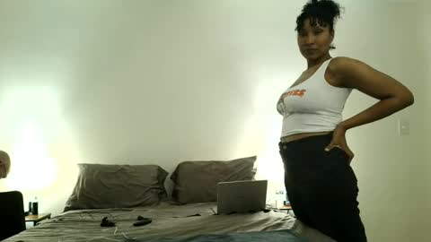 voyeurpassioncouple online show from May 2, 2:38 am