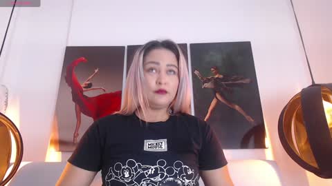 Snapshot of wandahairymilf chatting on December 24, 4:11 am Wanda online show from December 24, 4:11 am