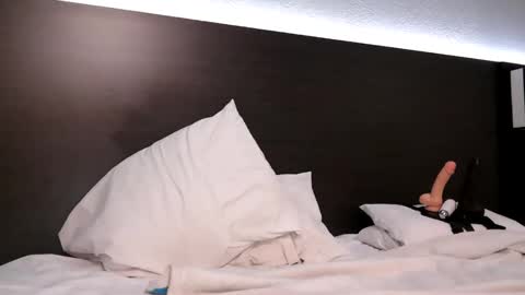 wanderlustgaal online show from February 16, 1:35 am