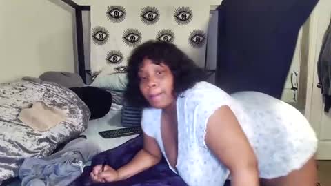 Snapshot of waterfalls69 chatting on January 18, 6:28 am LAUREN LUSH online show from January 18, 6:28 am