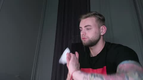 Snapshot of waynemiller_ chatting on December 17, 2:11 pm Wayne online show from December 17, 2:11 pm