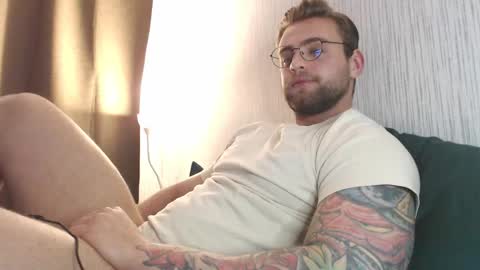 Snapshot of waynemiller_ chatting on December 4, 9:40 am Wayne online show from December 4, 9:40 am