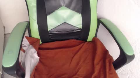 Snapshot of we_n_you chatting on October 17, 2:19 pm Trixie 3 online show from October 17, 2:19 pm