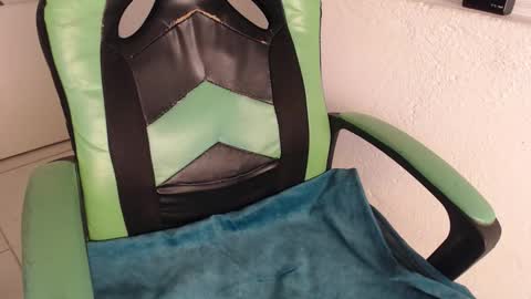 Snapshot of we_n_you chatting on November 12, 2:17 pm Trixie 3 online show from November 12, 2:17 pm