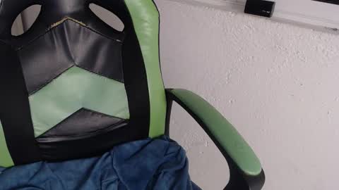 Snapshot of we_n_you chatting on November 19, 2:39 pm Trixie 3 online show from November 19, 2:39 pm