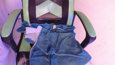 Snapshot of we_n_you chatting on November 20, 2:45 am Trixie 3 online show from November 20, 2:45 am